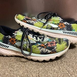 Brooks Women’s Adrenaline DTS 20 Tropical Print Running Shoes